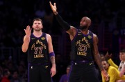 NBA｜在东契奇和詹姆斯的里程碑之夜，湖人稳住西部第三